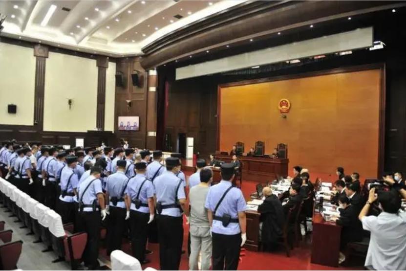 《狂飙》中的供电局长杨健，现实中能贪多少钱？让人想不到