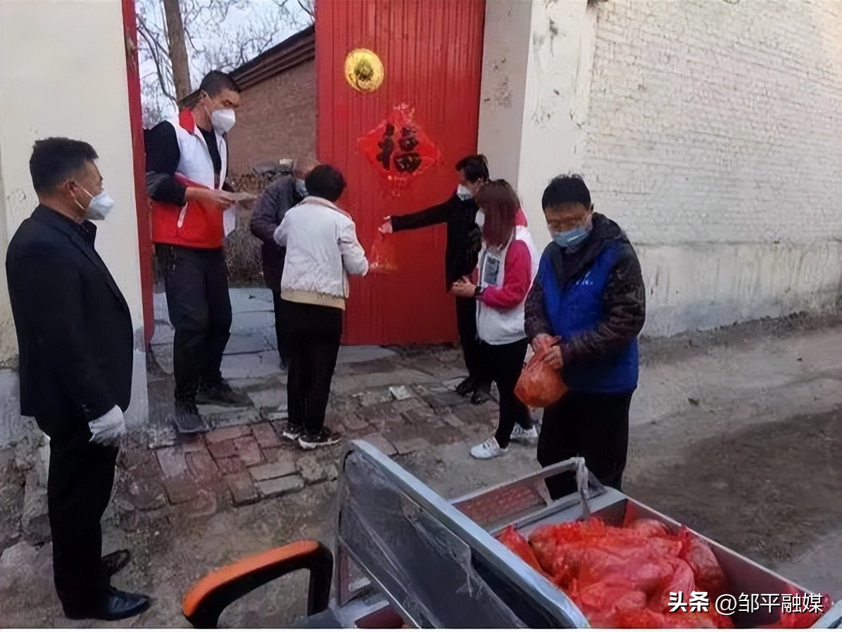 党员走进扶贫户送温暖活动,在职党员进社区爱心超市送温暖