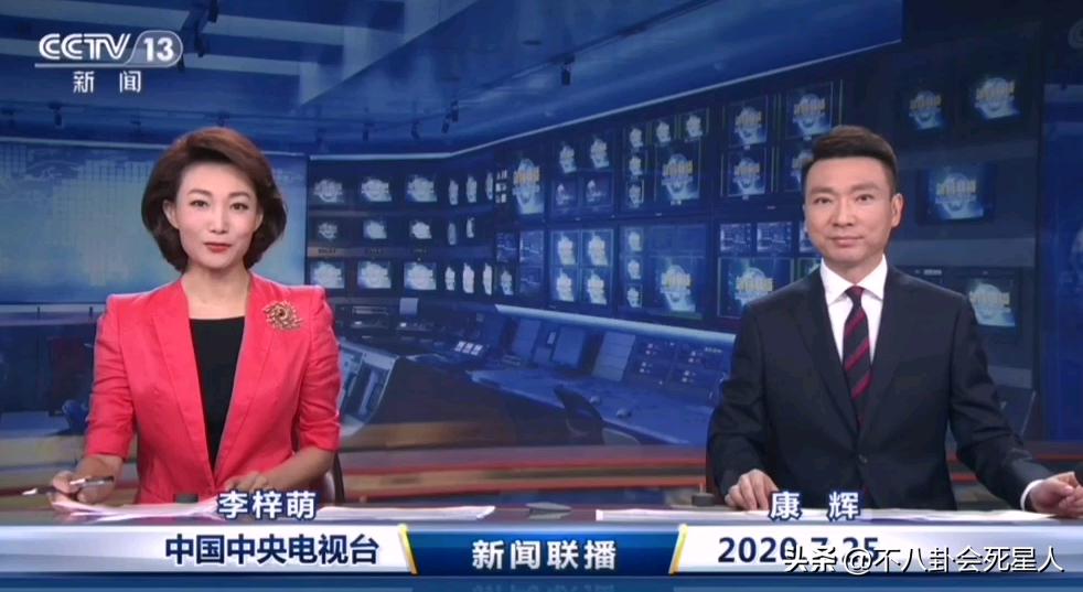 戴假发、穿半截西装、贴胶带瘦脸,原来央视的主持人这么“假”