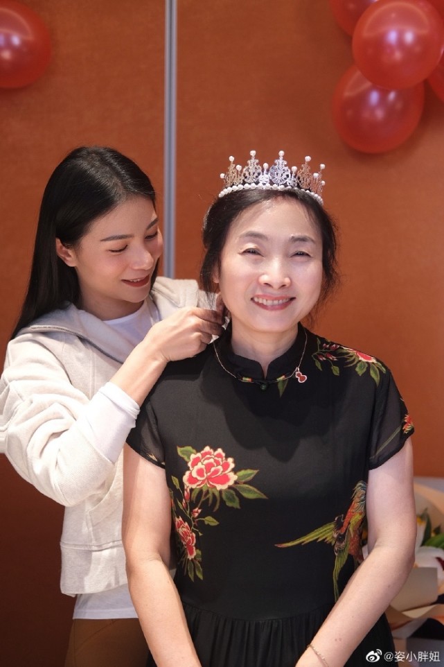 何姿与儿女合照,何姿晒回娘家照片