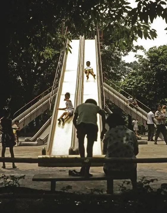 清未老照片：贵族奶娘哺乳小少爷，*女妓**在洋人怀里衣衫不整