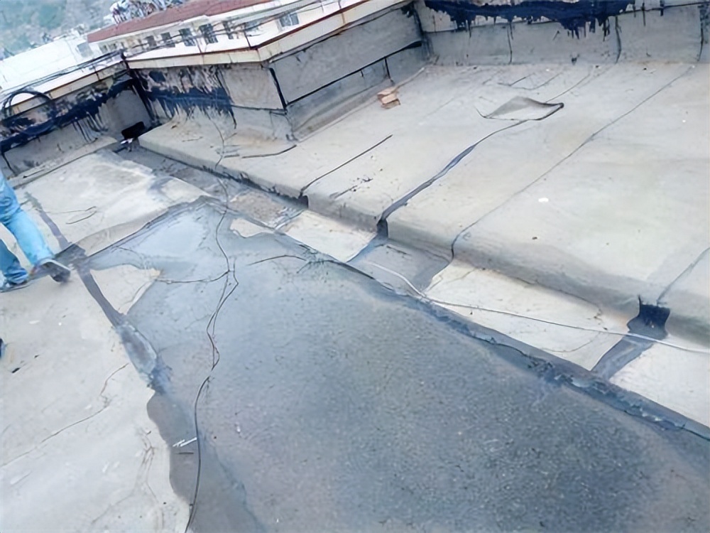 小区楼房雨天墙体屋顶大量渗水,屋顶渗水紧急修补方法