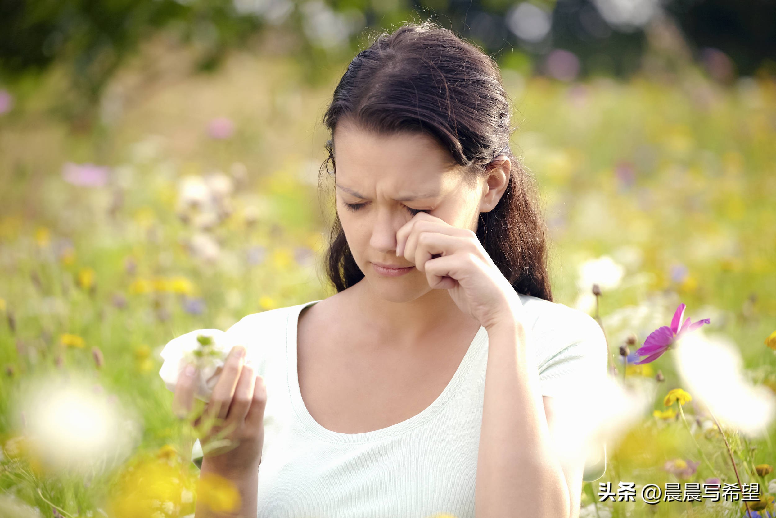 狐大医眼睛里取出10多条线状虫子！医生提醒：警惕飞虫入眼