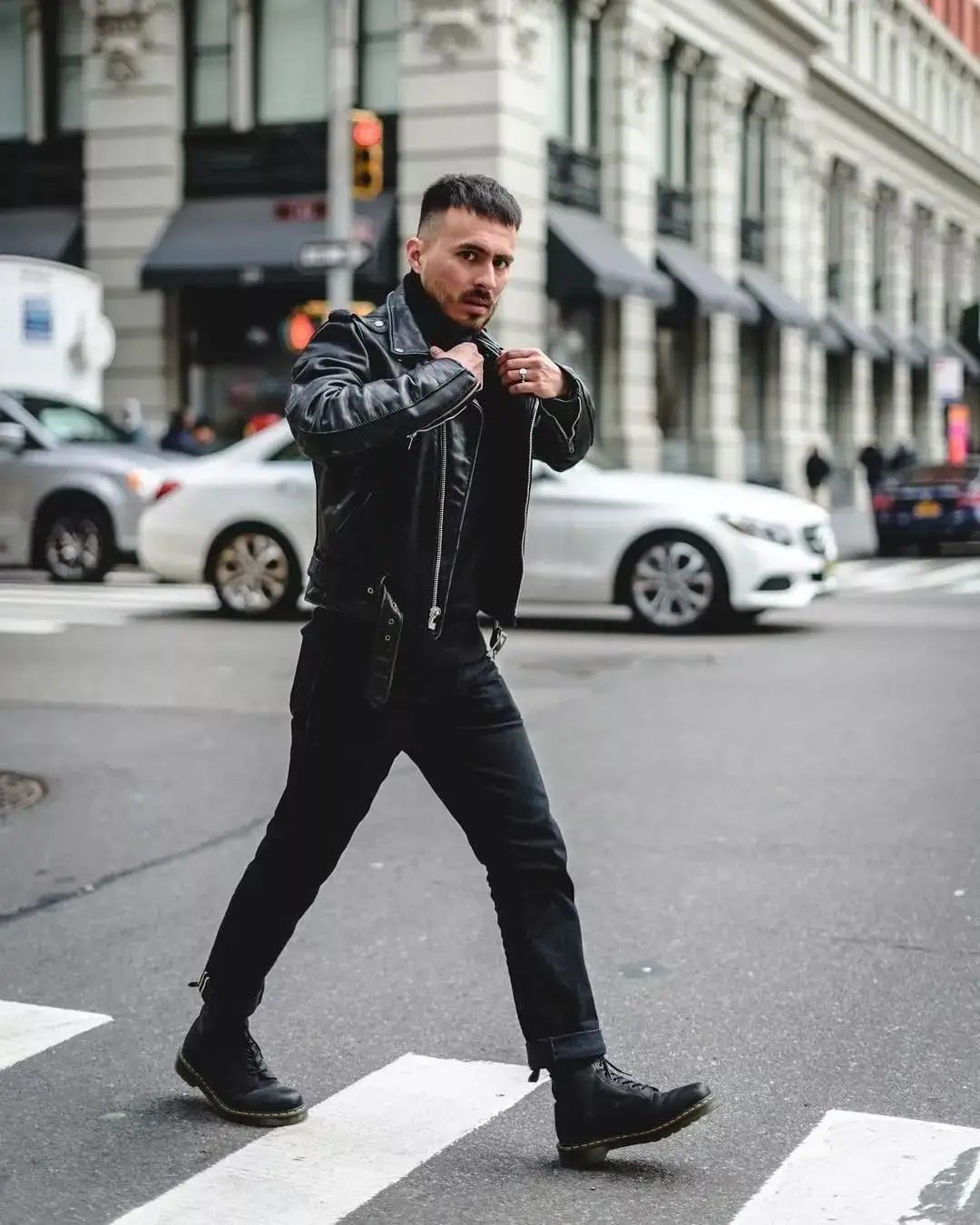 大黄靴和牛仔裤搭配,皮靴配牛仔裤