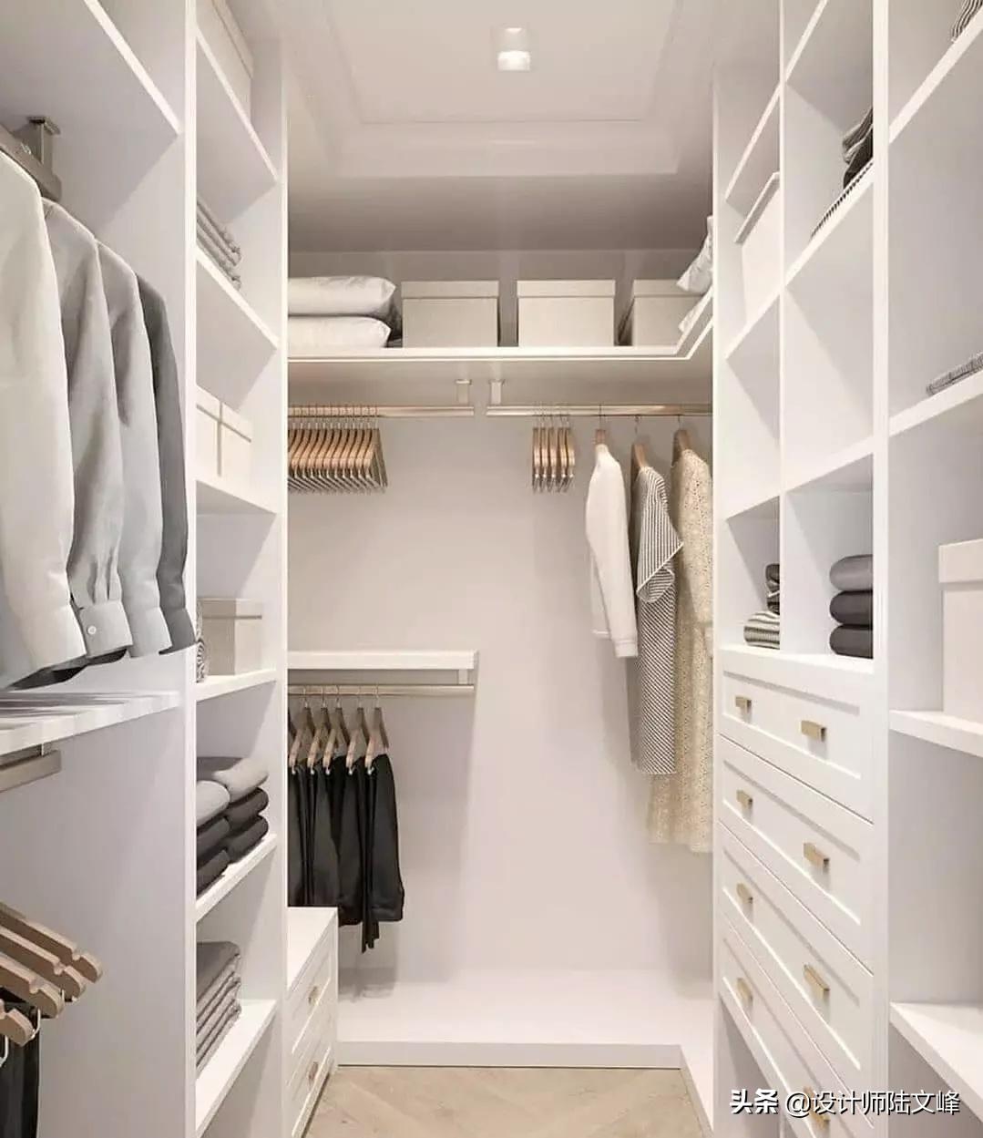 主卧厕所正对床用隐形门,主卫门对着床做隐形门