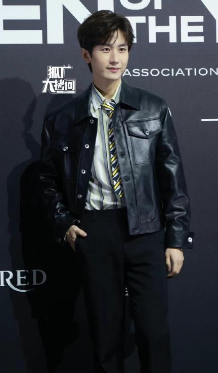 张嘉倪黑裙和网红同框,张嘉倪风波后首晒美照