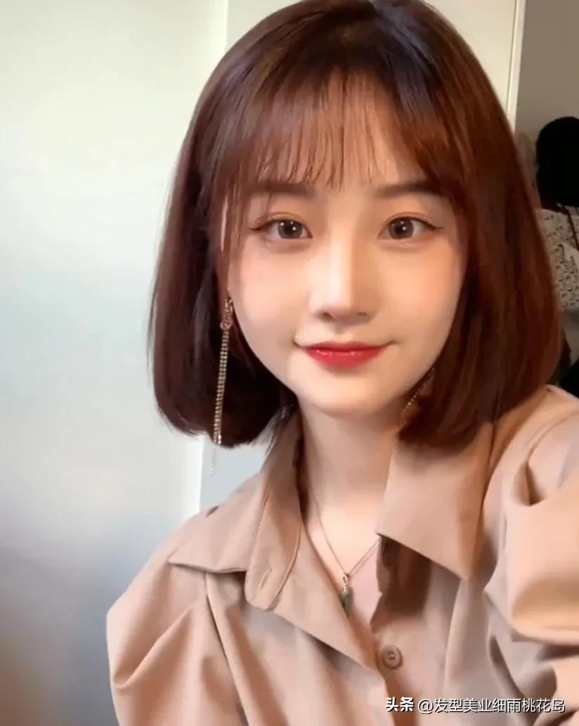 眉上刘海短发发型,短发八字刘海发型