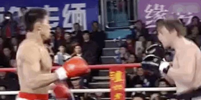 回顾｜士可杀不可辱！泰拳小将被一腿劈疯？中国散打鬼脚白霸气KO