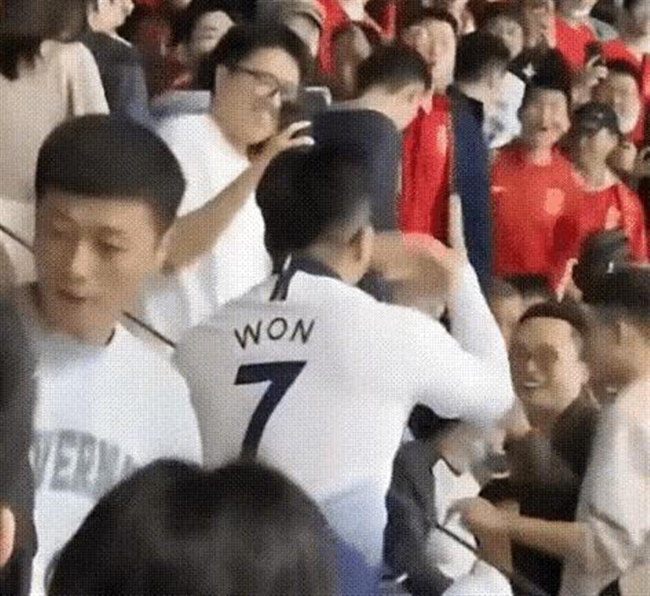 小伙看台挑衅球迷遭围殴后续在哪,小伙看台挑衅球迷遭围殴原视频