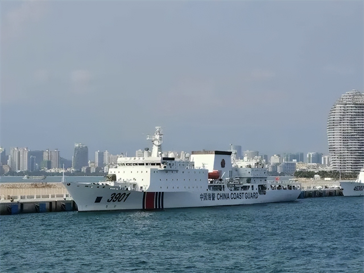 中国海警和日本巡逻船对峙,中国海警船超近驱离日本舰艇