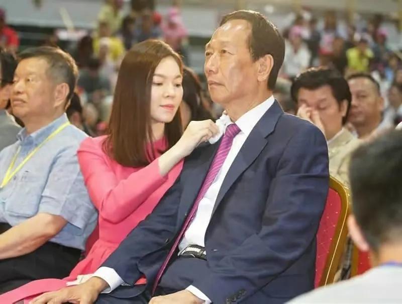 郭台铭:原配离世直呼上帝不公,却转身娶了比儿子大两岁的小娇妻