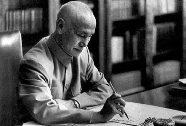 国军少校闯进解放区，要求见*长首**，李克农得知后激动回复：善待他