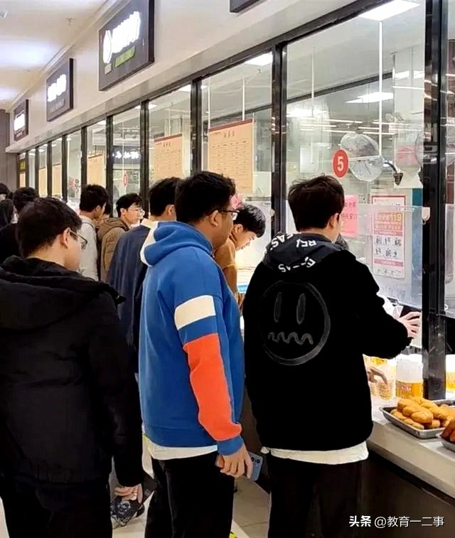 高校鼓励学生早起七点前早餐半价,高校食堂半价早餐鼓励学生早起