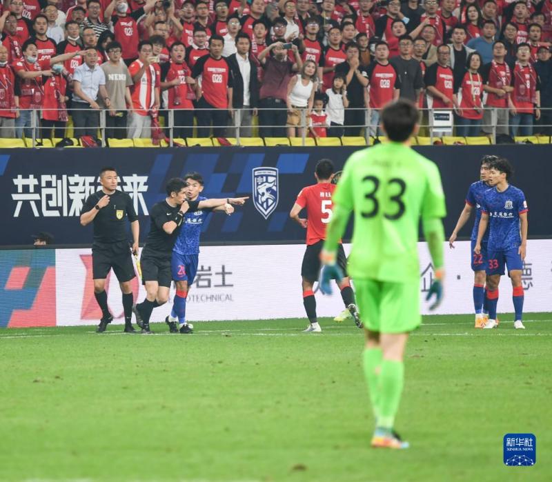 中超争议判罚愈演愈烈!本土裁判难获信任,或加速足协重新聘请洋哨