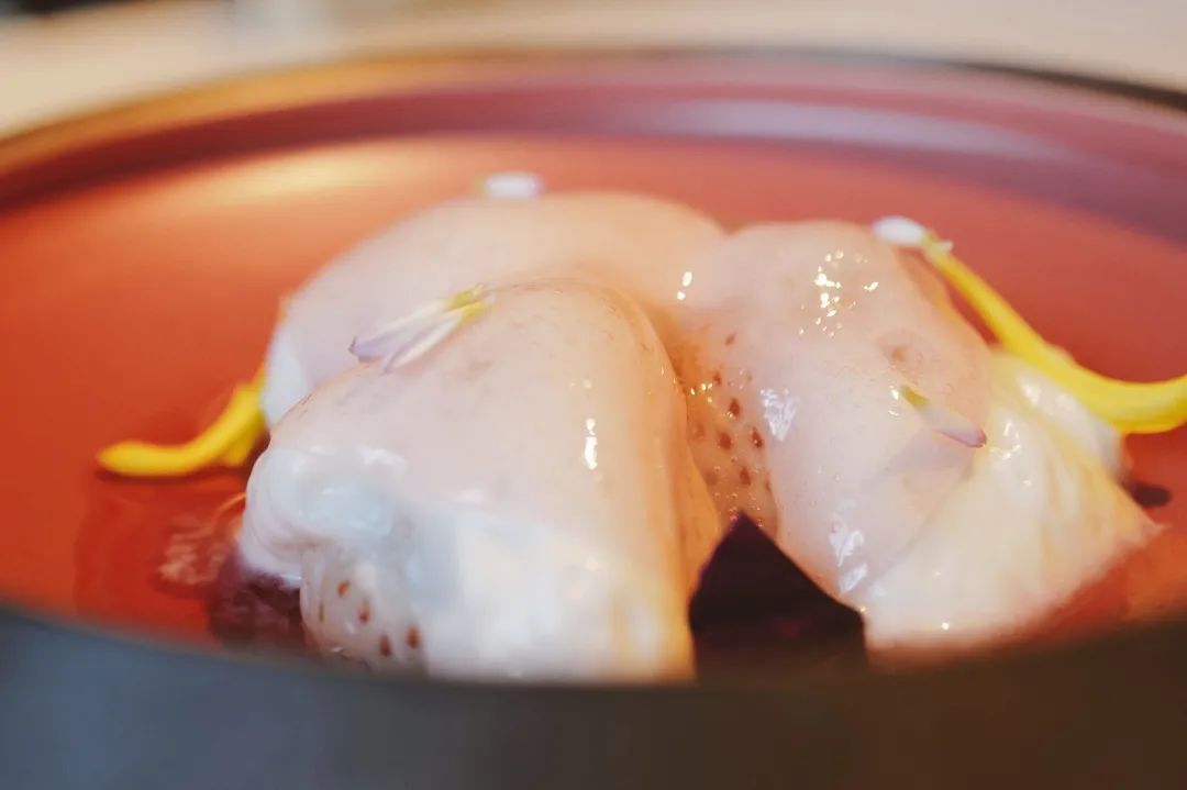 配备一星米其林黑珍珠餐厅,比米其林黑珍珠高端的餐厅