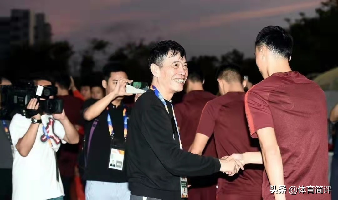讽刺！国足1-3越南队赛前，足协主席陈戌源获赠1件越南队10号球衣