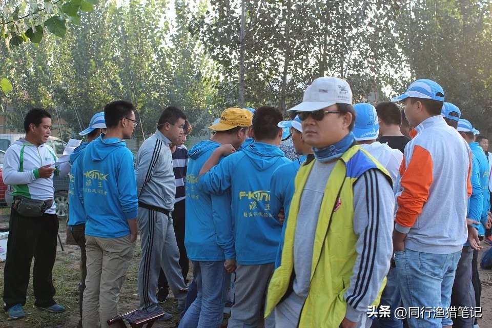 经常钓鱼的人容易遇到什么人,钓鱼人有时间就钓鱼有钱就买渔具