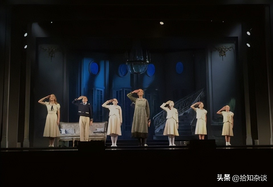 音乐剧《毛发》中，歌词*力暴**的转变，肢体历史的融合