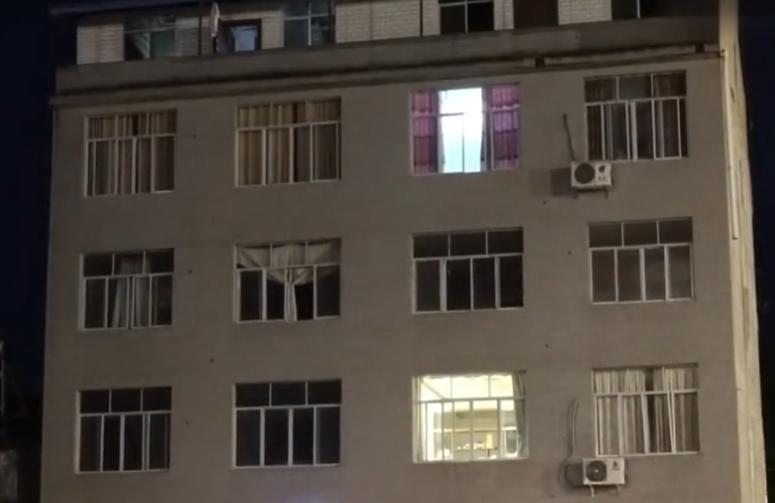 17岁女孩被男生骗钱,16岁少女遭骗子连环骗