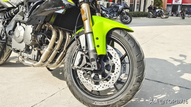 十年了一个能打的都没有？贝纳利黄龙600新款实拍+竞争力解析