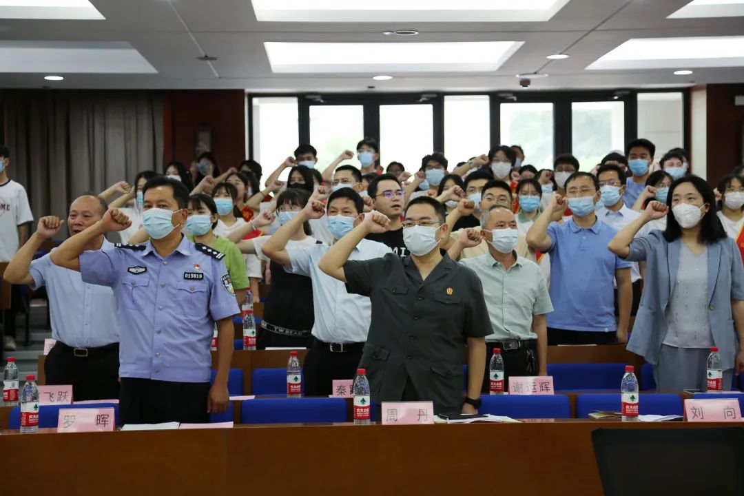 一男子因贩卖毒品被判刑,交友不慎贩卖毒品