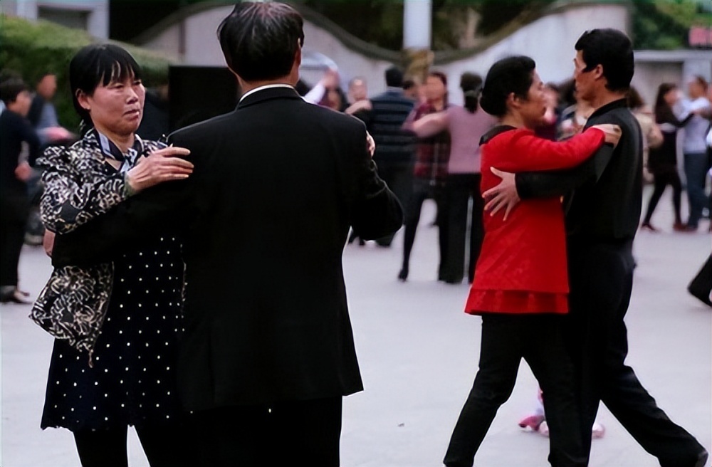 教跳交谊舞的视频教程,交谊舞怎样练舞姿