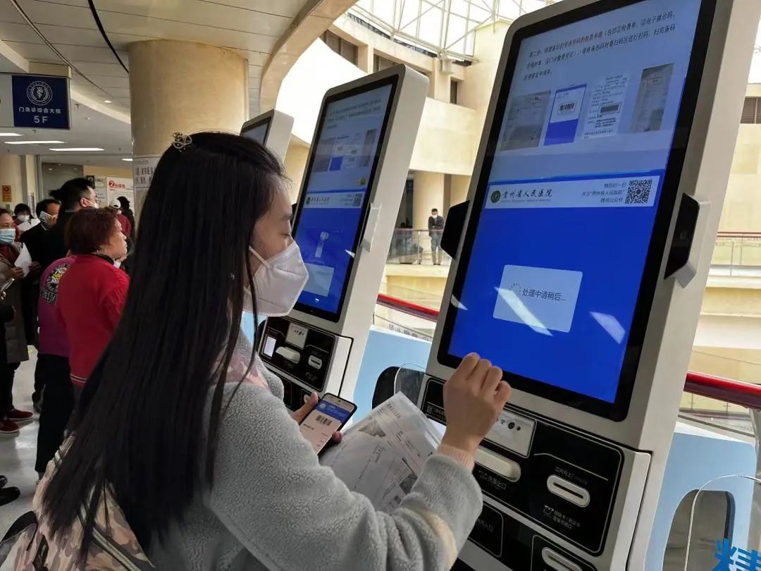 知知观察·身边的新兴职业（一）｜贵阳陪诊师：游走在刚需与质疑中的“临时家人”