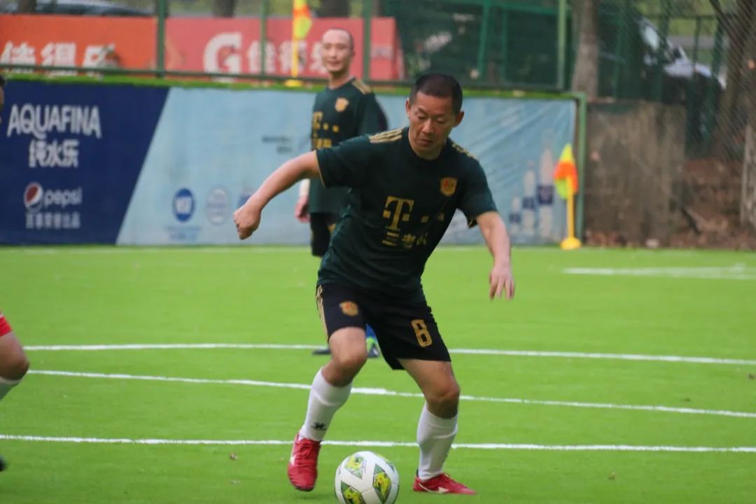 业余球员踢的球有多大力量,老年球员踢球