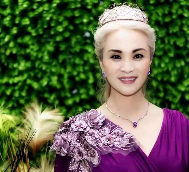 “励志大妈”于书：前夫出轨，两度瘫痪，一夜白头，如今惊艳众人