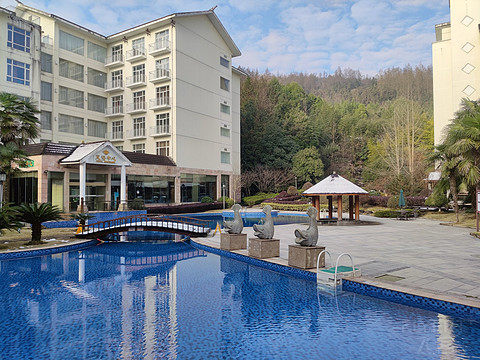 飞雪迎春山花烂漫,飞雪迎春绽玉蕊