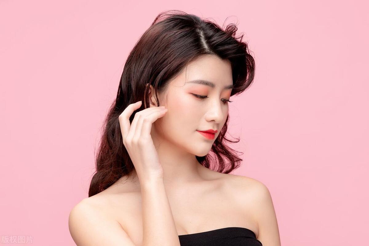 每月给母亲一千，探亲时却看见弟弟在家，我不再给那么多钱