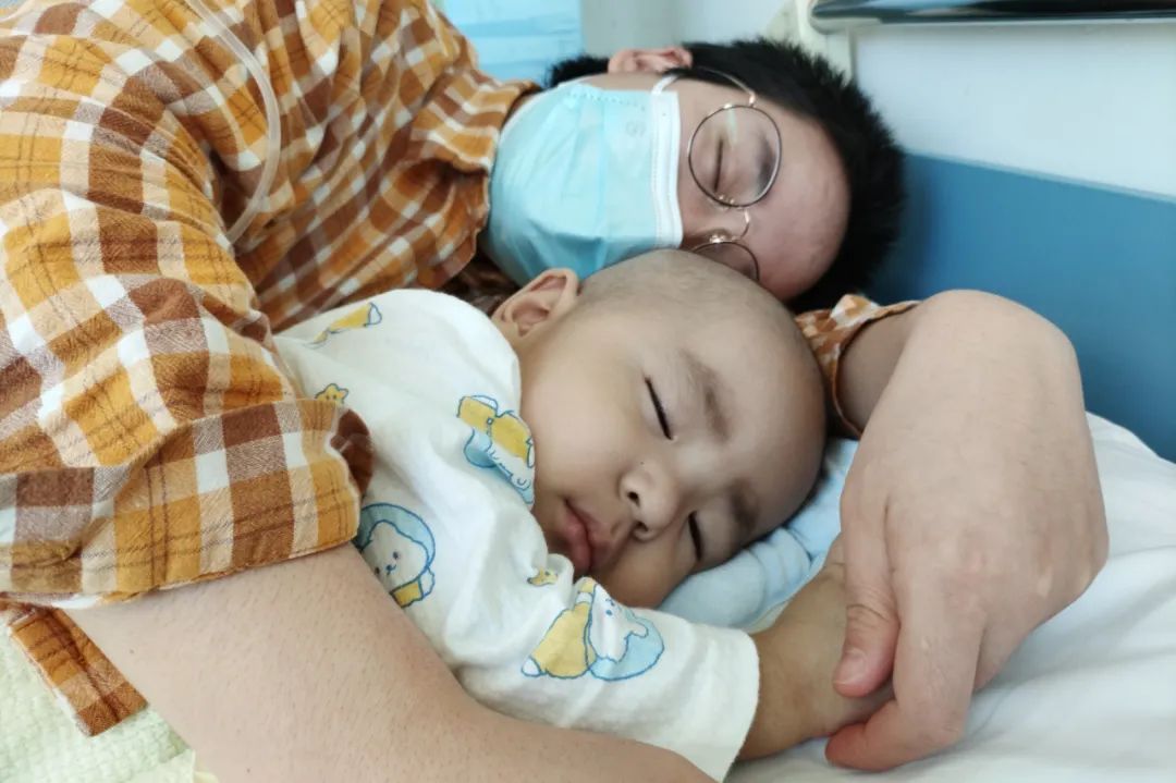 小孩身上长了一个大脓包是什么,男童白色小脓包