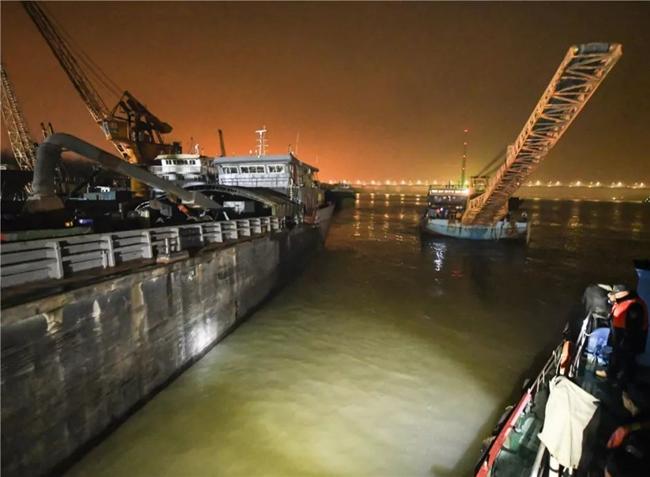 长江惊现隐形采砂船！一晚采10000吨“软黄金”，为何如此疯狂？