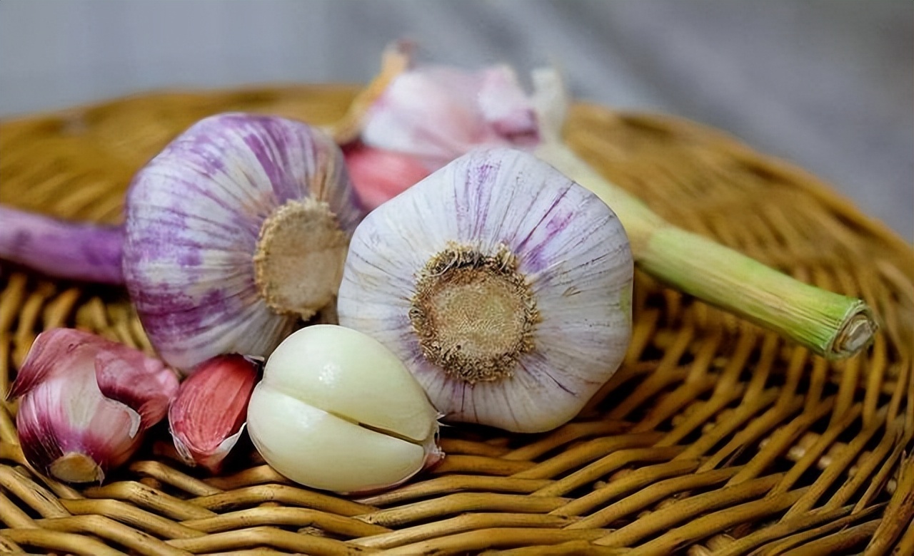 坚持每天吃大蒜对身体有什么影响,坚持吃大蒜的人身体会有哪些变化