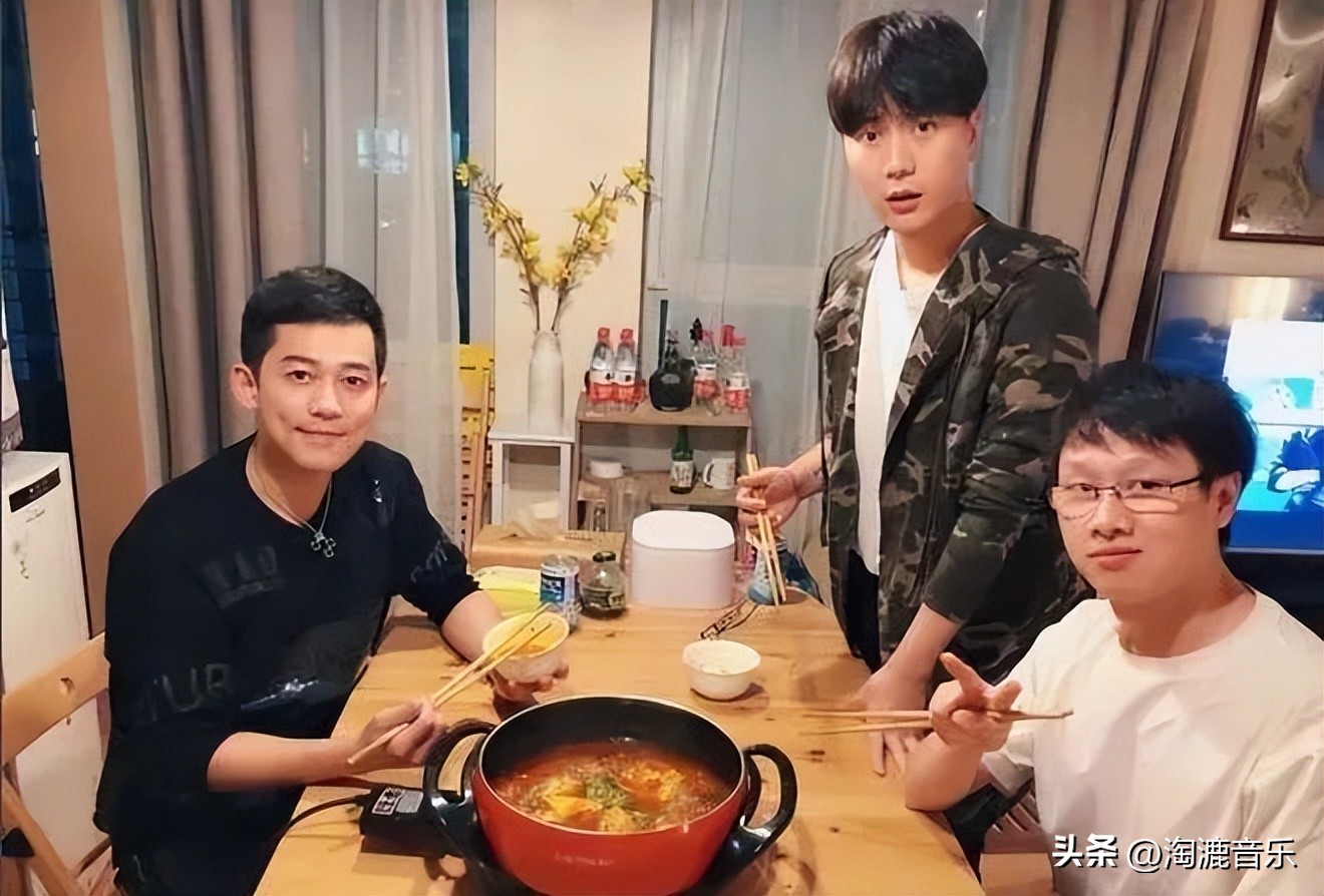 写最红的歌，过最苦的日子，出道15年的他为什么这么让人感动？