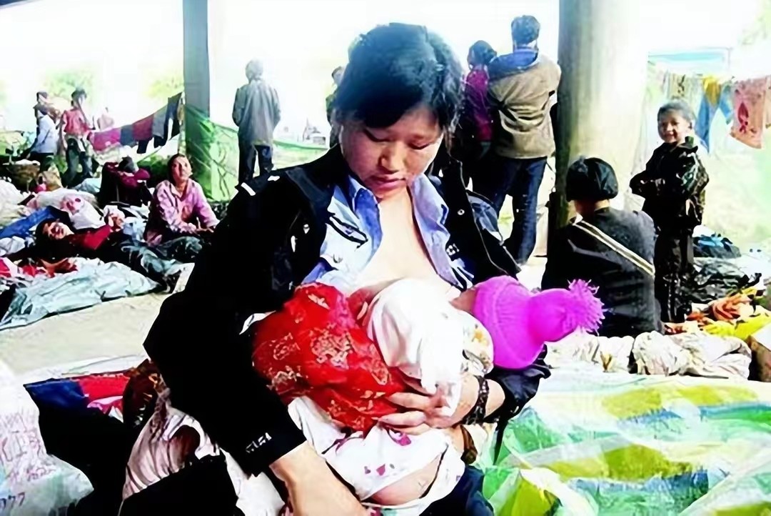 汶川地震喂奶民警现状,汶川废墟中的9个警察妈妈