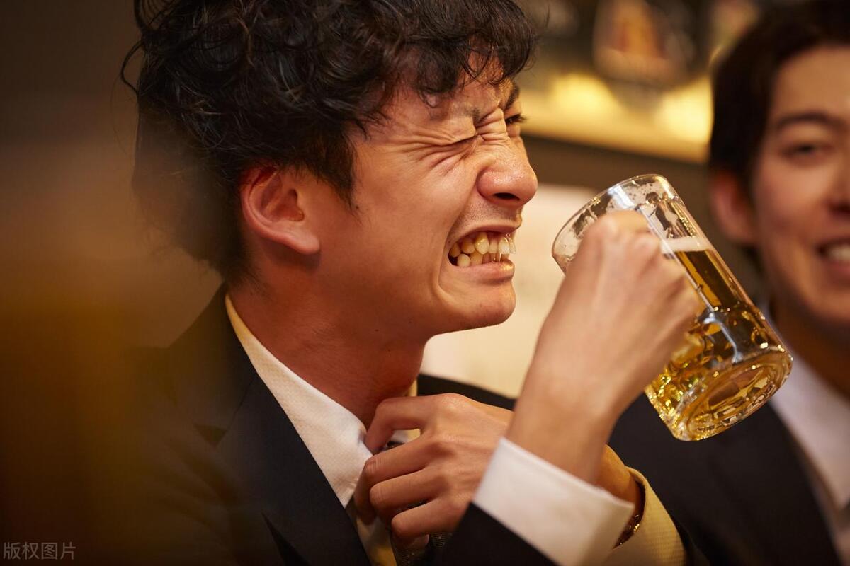 害怕！一口烫饭下肚，女子食管烫脱一层皮