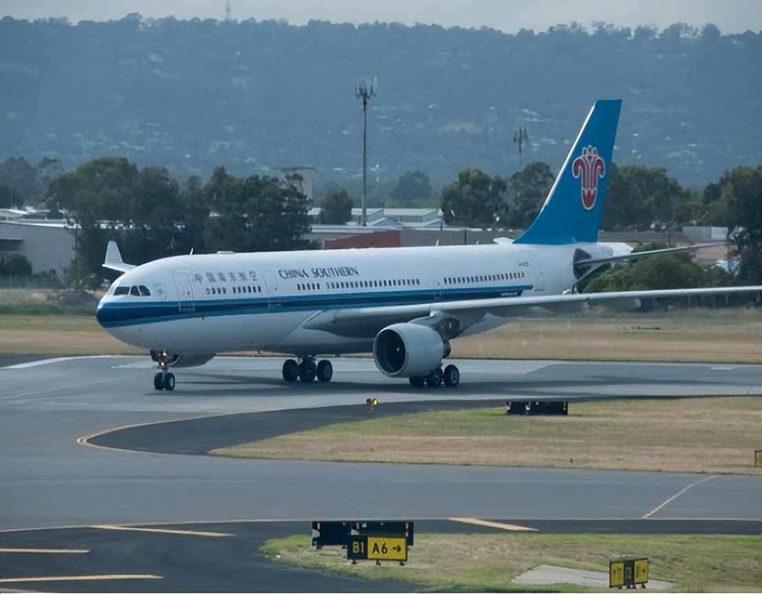 开直播，卖汽车，航空业巨亏空姐转行能否自救？