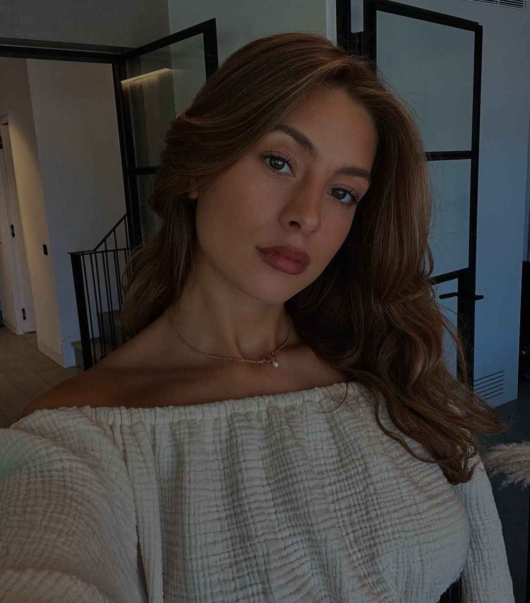 爱狗，爱足球，爱哈弗茨：撞脸乔治娜的内向模特与德国新星的故事