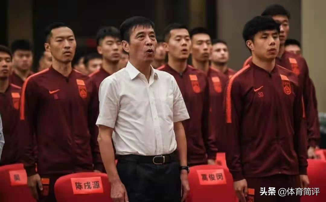 讽刺！国足1-3越南队赛前，足协主席陈戌源获赠1件越南队10号球衣
