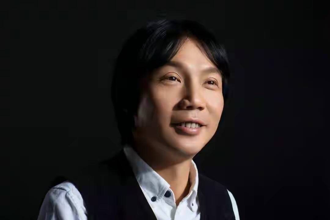 54岁四川男人,开蛋糕店身家20亿,离婚后玩摄影去过53次非洲