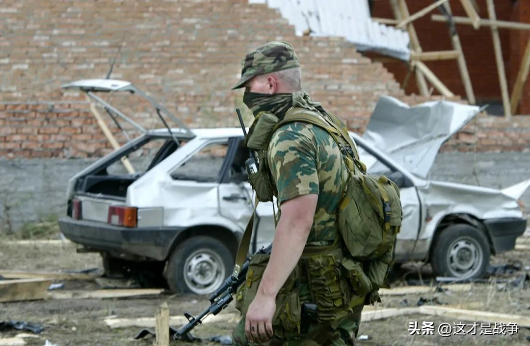 天下奇闻，恐怖分子在*队军**围观下，坐着大巴车大摇大摆离去