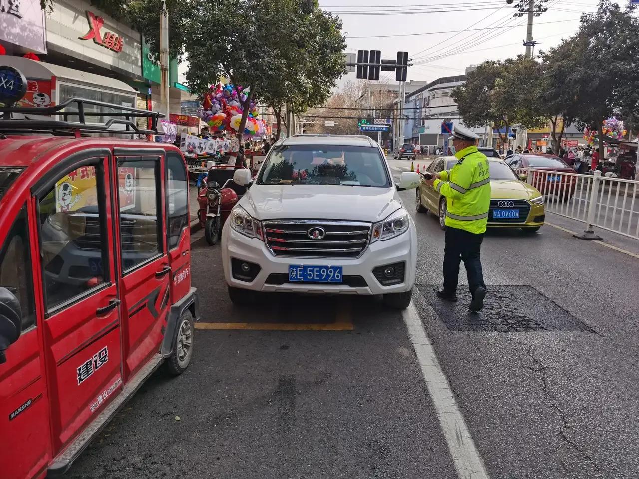 公安春节不打烊民警在岗保平安,县交警圆满完成春节安保任务