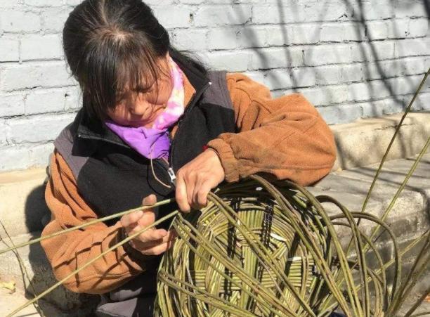 24岁姑娘与85岁老人拍婚纱照,24岁小伙和84岁老奶奶拍婚纱照