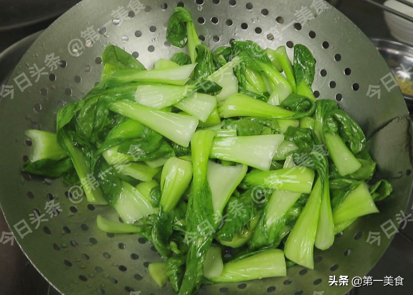 青菜如何炒翠绿不变色不出水,青菜粥怎么做才能保证青菜翠绿