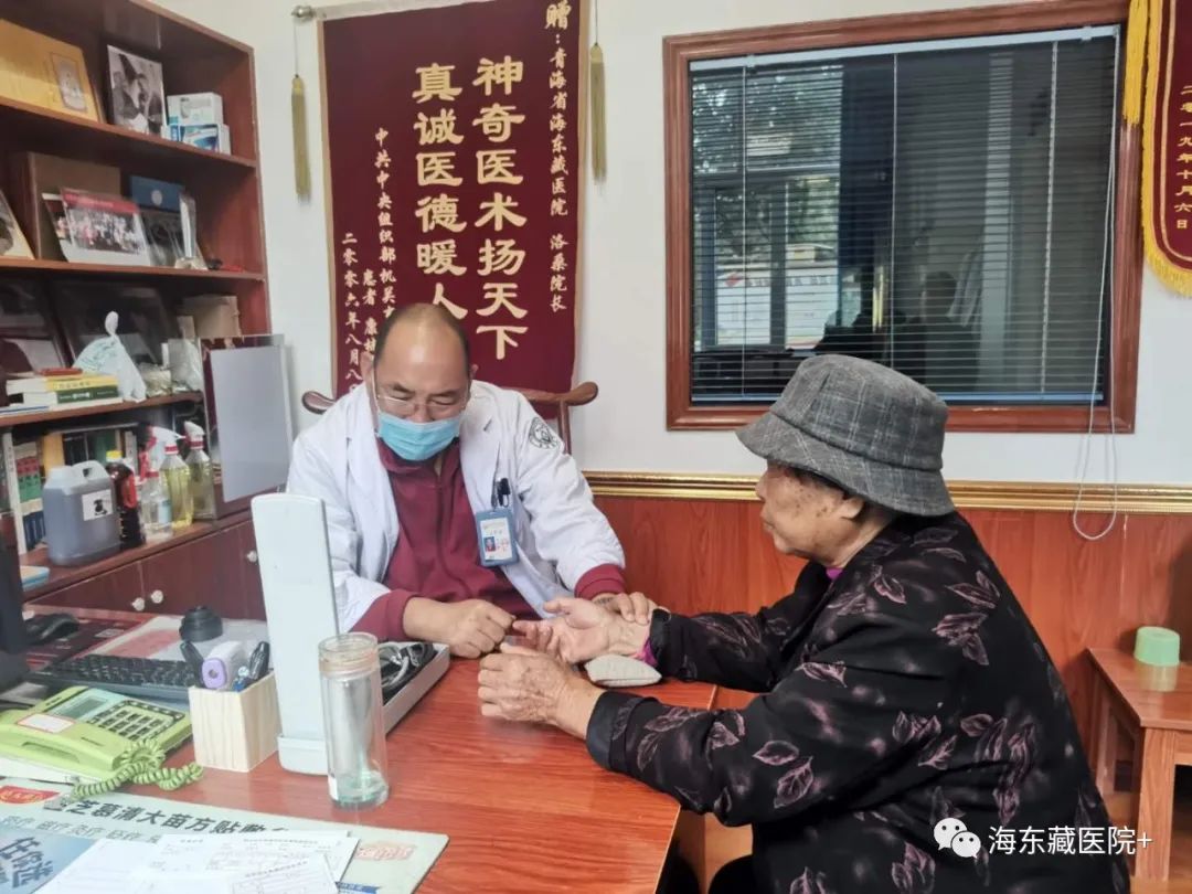 青海日报报道的：“好曼巴”的仁心就是海东市宇佗藏医院院长洛桑