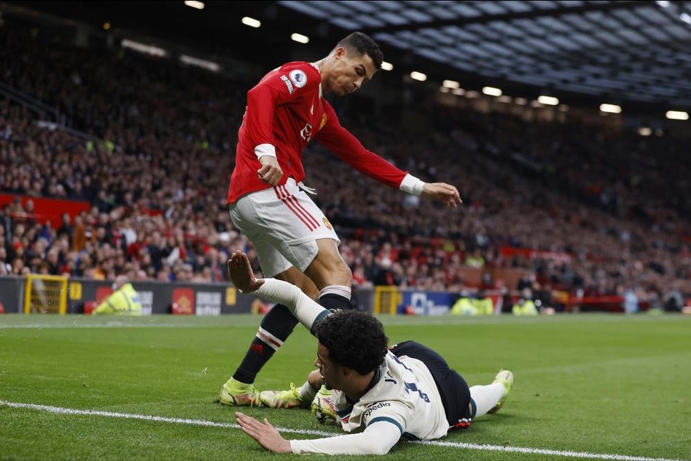 输不起?爆踢对手恶犯染黄,无视球迷黑脸离场,C罗变成大魔王