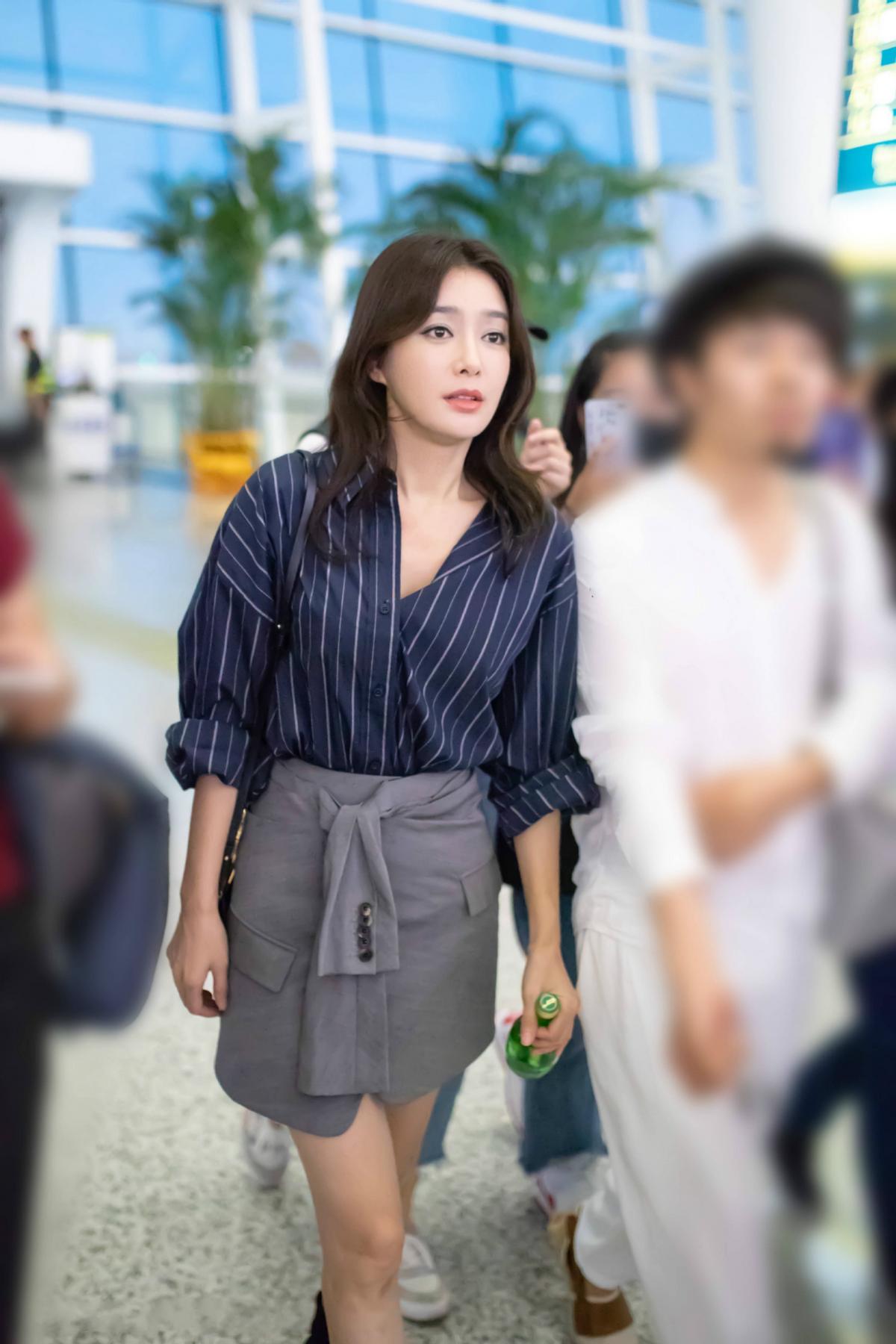 理智派秦岚黑西装配红吊带,秦岚王阳闪耀的渐变西装