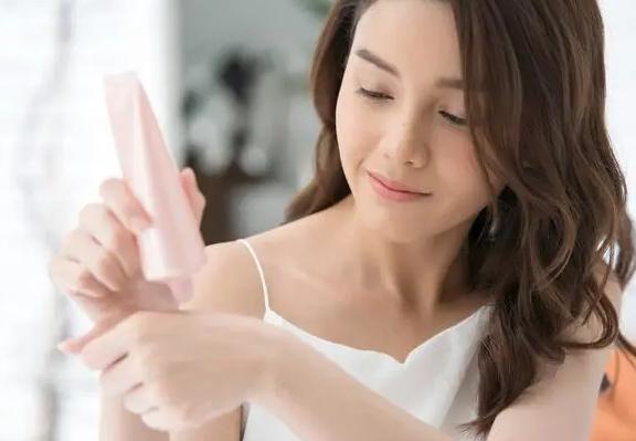 外阴有一根白毛是怎么回事,外阴有根白毛是怎么回事