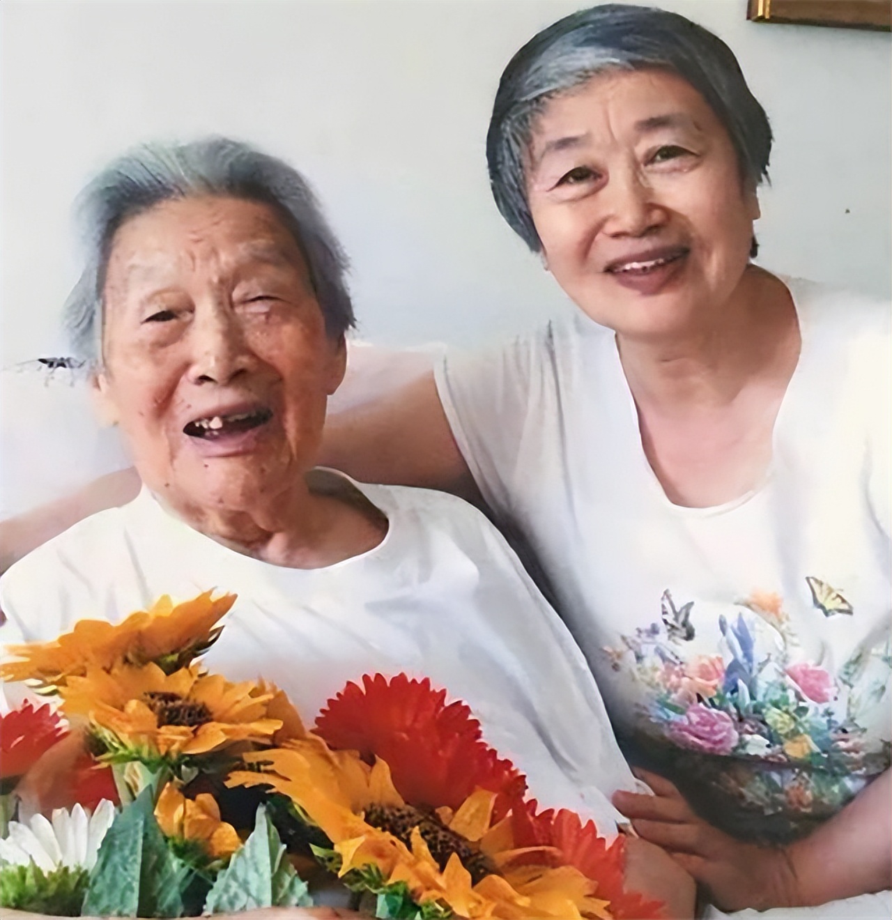 76年毛主席病逝，*国锋华**紧急召开会议：有三个问题需要尽快解决